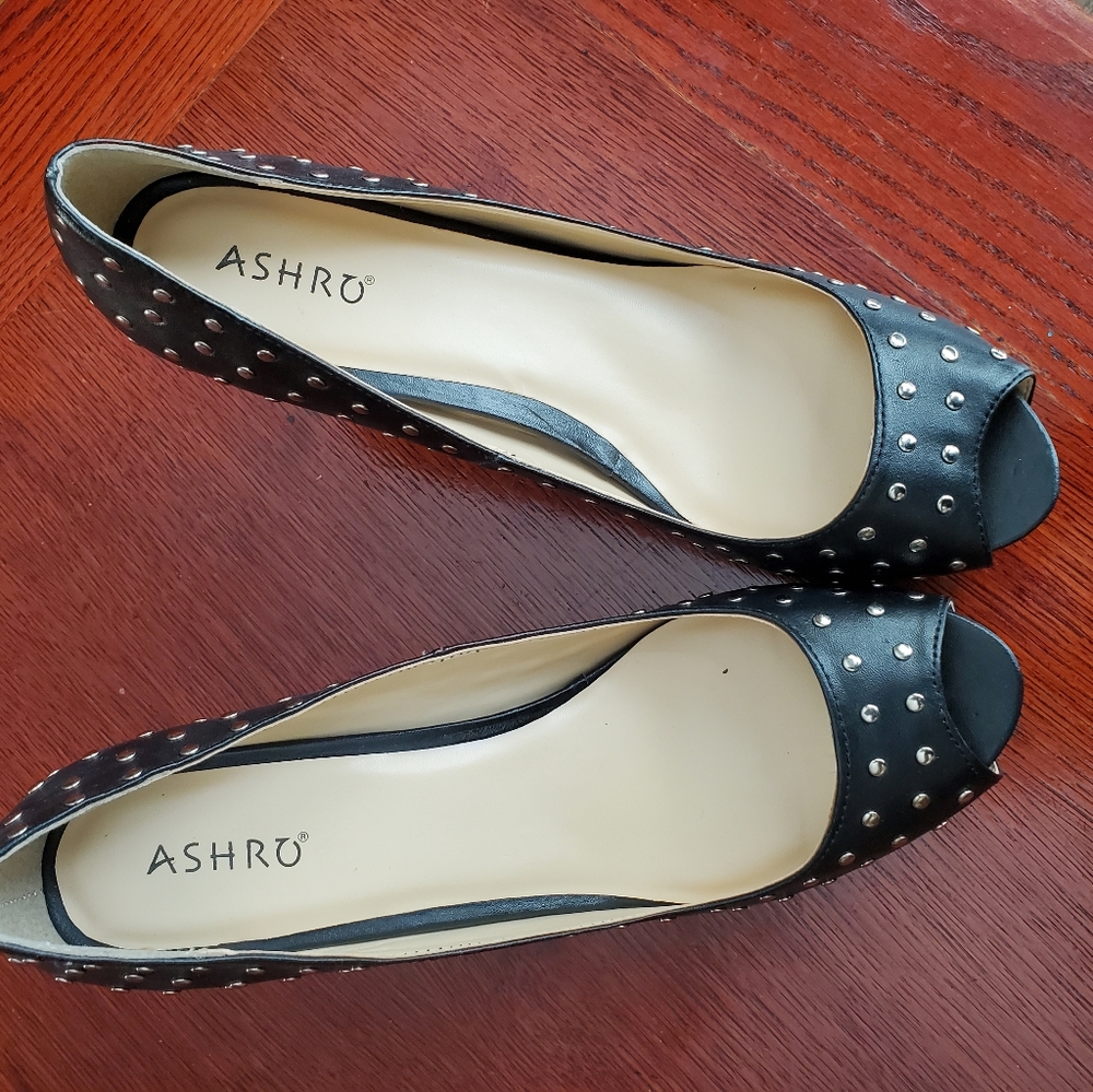 Black peep toe pump with gold studs no trades